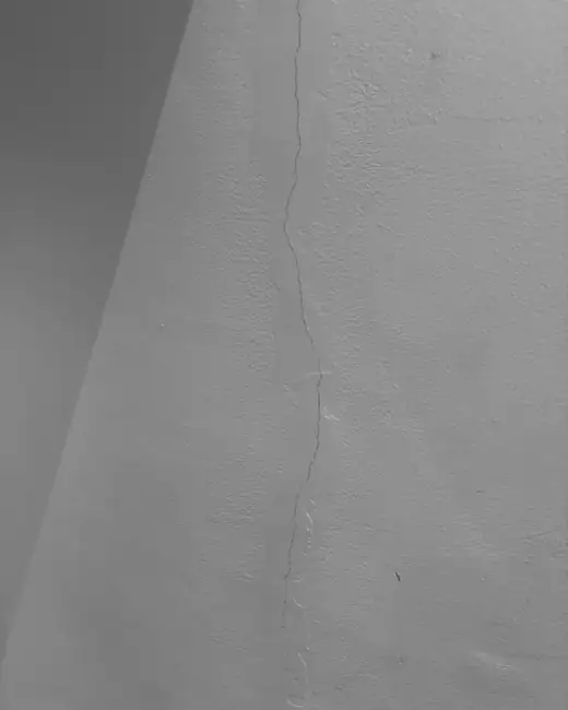 실내 벽을 따라 세로로 생긴 가는 크랙